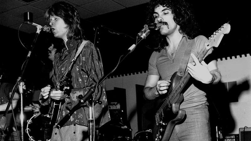 Black & white photo of Hall & Oates in concert