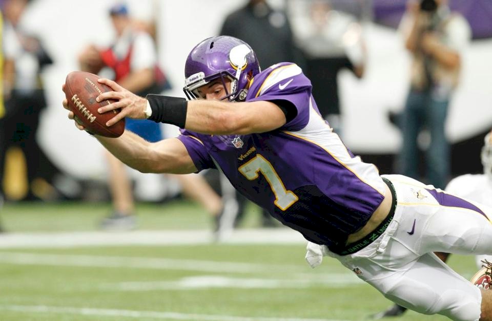 Photo - Christian Ponder Dives For A Touchdown Against The San Francisco 49ers