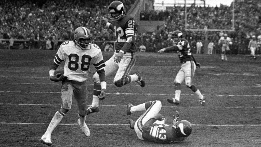 Photo: Drew Pearson pushes off on Nate Wright